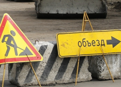 Очередное упавшее от ветра дерево в Краснодаре перекрыло въезд в поселок Лорис