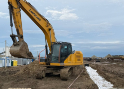 Экскаватор придавил молодого рабочего на стройке в Краснодаре