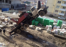 В Краснодаре «встала на дыбы» крановая установка