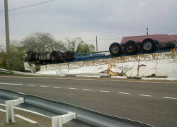 Под Краснодаром перевернулась фура при крутом повороте