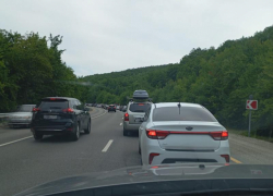 В Краснодарском крае машины с раннего утра встали в пробки на трассах к морю