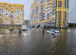 Вода лилась с потолка: в Краснодаре дождь затопил новую многоэтажку