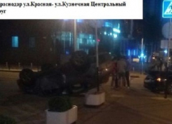 В центре Краснодара перевернулся Hyundai 