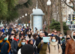 Дезинфекция от ковида и скандирования толпы: в Краснодаре продолжается несанкционированный митинг сторонников Навального