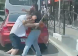 Водитель автобуса в Сочи напал с битой на водителя BMW - видео