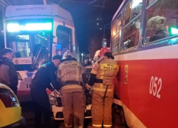 В Краснодаре таксиста с пассажирами зажало между двумя трамваями 