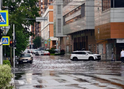 Центр Краснодара ушёл под воду из-за залпового ливня