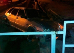 В Новороссийске пьяный водитель на автомобиле провалился в ливневку