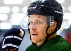 На носилках унесли нападающего ХК "Сочи" с матча против Канады