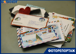 Просят игрушки и дарят свои наклейки: куда малыши несут письма Деду Морозу в Краснодаре