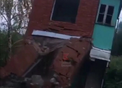 Власти Краснодара прокомментировали падение дома на берегу Кубани