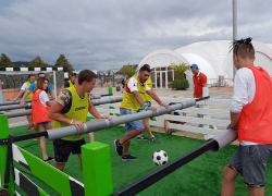 Огромный «настольный футбол» появился в Сочи