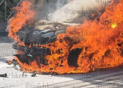 В Краснодаре на ходу вспыхнула иномарка: фото и видео 