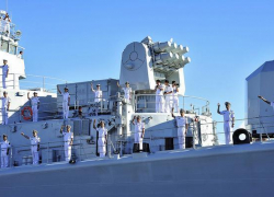 Экипажи китайских боевых кораблей сыграли в теннис с моряками ВМФ России