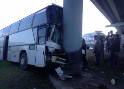 Под Кореновском автобус влетел в опору моста