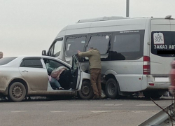 Три человека попали в больницу после ДТП с микроавтобусом в Краснодаре
