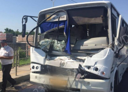 После столкновения автобуса с самосвалом в Краснодаре восемь человек попали в больницу 