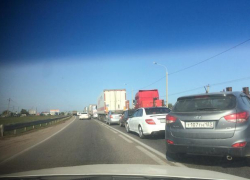 Из-за ДТП с мусоровозом под Краснодаром образовалась огромная пробка