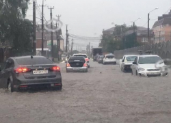 Ливень затопил Краснодар: вода по щиколотку, а машины бороздят «моря» 