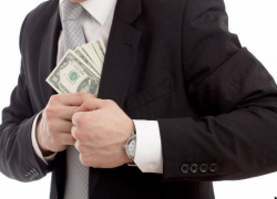 Чиновника, перечислившего из краевого бюджета 44 млн. рублей на счет фирмы супруги, уволили в связи с утратой доверия