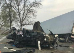 На Кубани фура «снесла» автомобили, остановившиеся перед другим ДТП