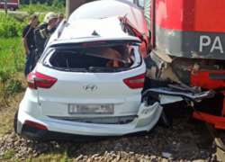 Под Армавиром женщину-автомобилистку протаранил поезд 