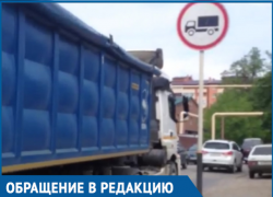  Грузовики, несмотря на запрет, ездят и разбивают улицу в Краснодаре 