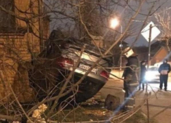 «BMW на дому»: в Краснодаре перевернувшийся «немец» разрушил кирпичный забор у частного дома