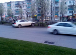 Краснодарский водитель задумался и врезался в забор