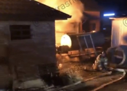 В Краснодаре из горящей бани эвакуировали пять человек: видео