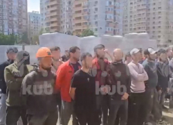 Толпу нелегальных мигрантов задержали на стройке школы в Краснодаре: Kub Mash