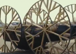 Владелец завышенной «Приоры» проехался в ней на крыше 