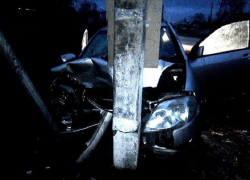 На Кубани автоледи на «Тойоте» врезалась в столб