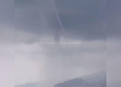 Двойная стихия: в Сочи смерч вышел на берег