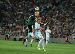 На матче "Краснодара" и "Зенита"  питерские фанаты подожгли файеры