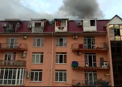  Из горящего дома в Сочи эвакуировали жильцов 