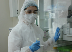 Врач рассказал, при каких симптомах нужно сдавать тест на коронавирус и как им не заразиться