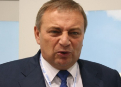 «Подарков могло не хватить, поэтому положил на землю» - фейковый мэр Сочи попытался оправдать поступок в ВК