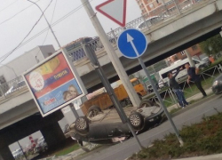 В Краснодаре «Хундай» и «Лексус» устроили транспортный коллапс под мостом
