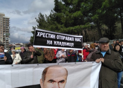 Жители предложили уйти в отставку главе Геленджика Виктору Хрестину, а думе ее принять 