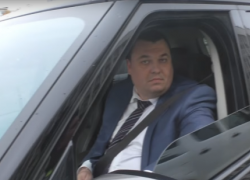 Краснодарский депутат-автомобилист «спрятался» за тонированными стеклами автомобиля