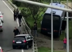  Автобус с детьми в Сочи протаранил легковушку и улетел в кювет 