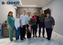 Депутаты Гордумы поздравили семью Шаромовых с Днем матери