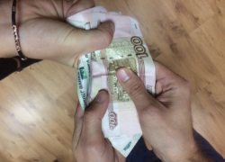  Полицейские в Крымском районе потребовали у девушки больше миллиона рублей взятки 