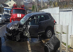 В жуткой аварии на трассе Джубга-Сочи пострадали два подростка и пенсионер