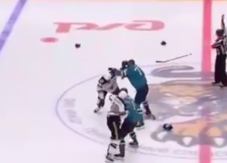 Хоккеисты «Сочи» и «Авангарда» устроили жесткую драку на льду