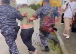 Матерился и пытался ударить женщину зонтом: в Краснодаре пьяный пассажир устроил дебош в трамвае