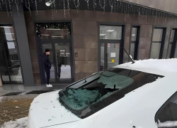 Ломают авто и пугают прохожих: опасность нависает с крыш домов Краснодара