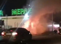 В Краснодаре около торгового центра дотла сгорела фура