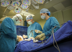  Краснодарские хирурги спасли руку строителю, куда попало почти пол-литра краски 